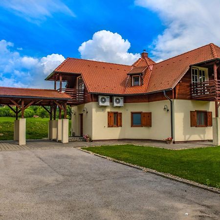 Szarvaskut Hotel Zirc Exterior photo