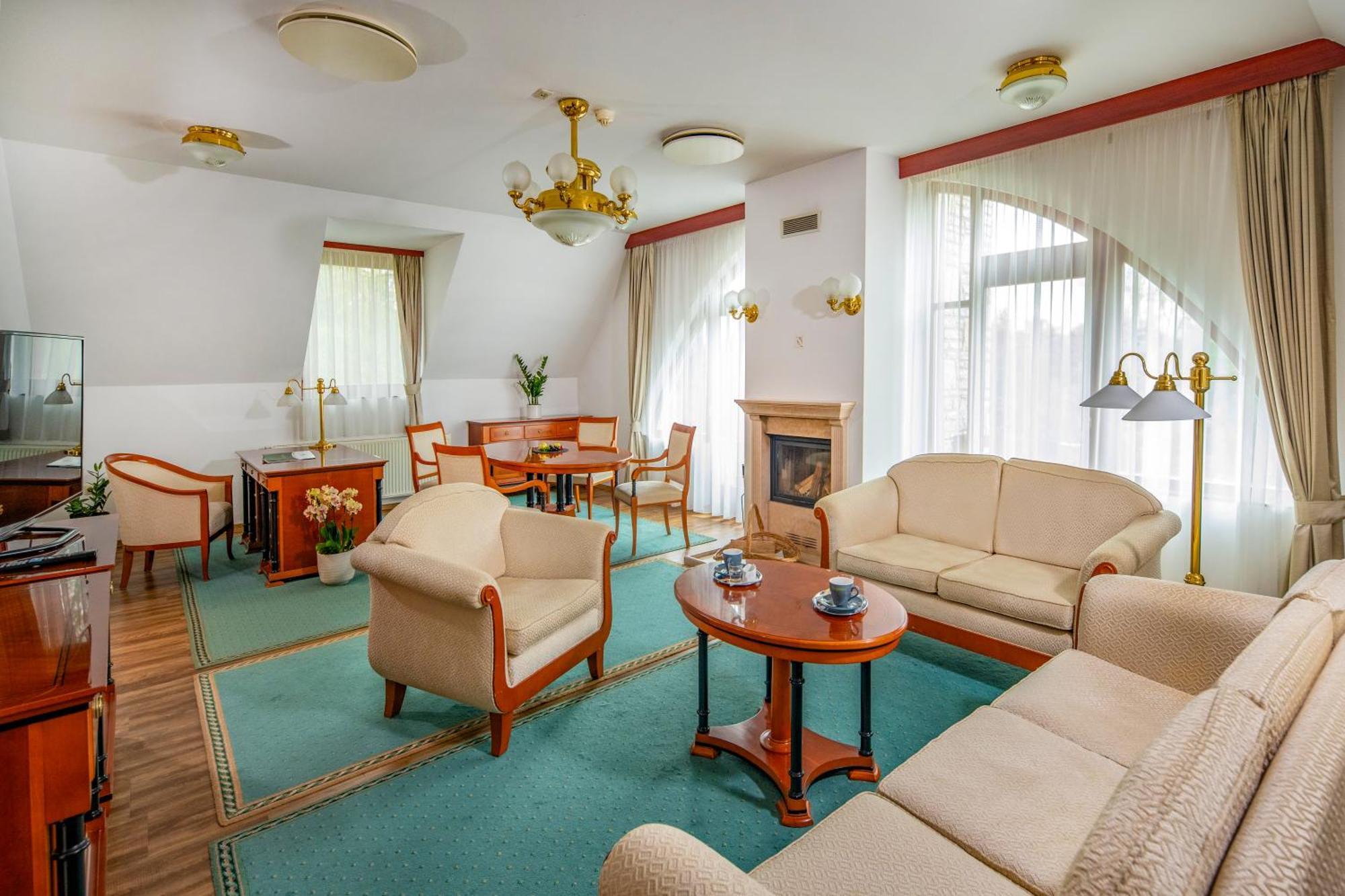 Szarvaskut Hotel Zirc Exterior photo
