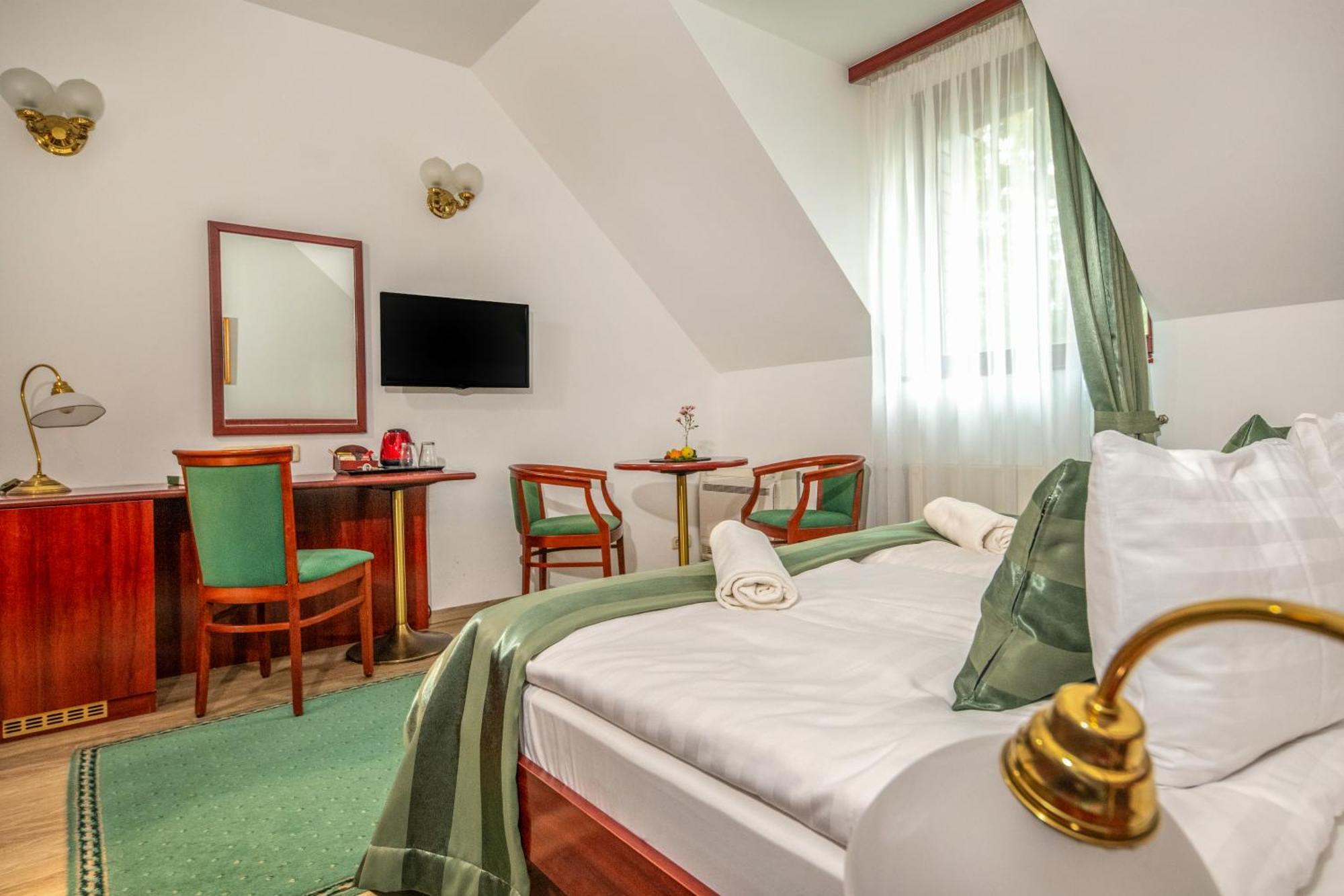 Szarvaskut Hotel Zirc Exterior photo