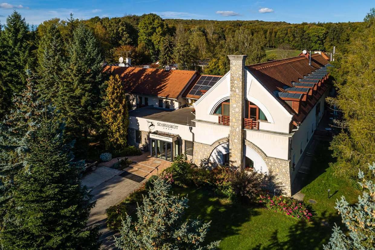 Szarvaskut Hotel Zirc Exterior photo