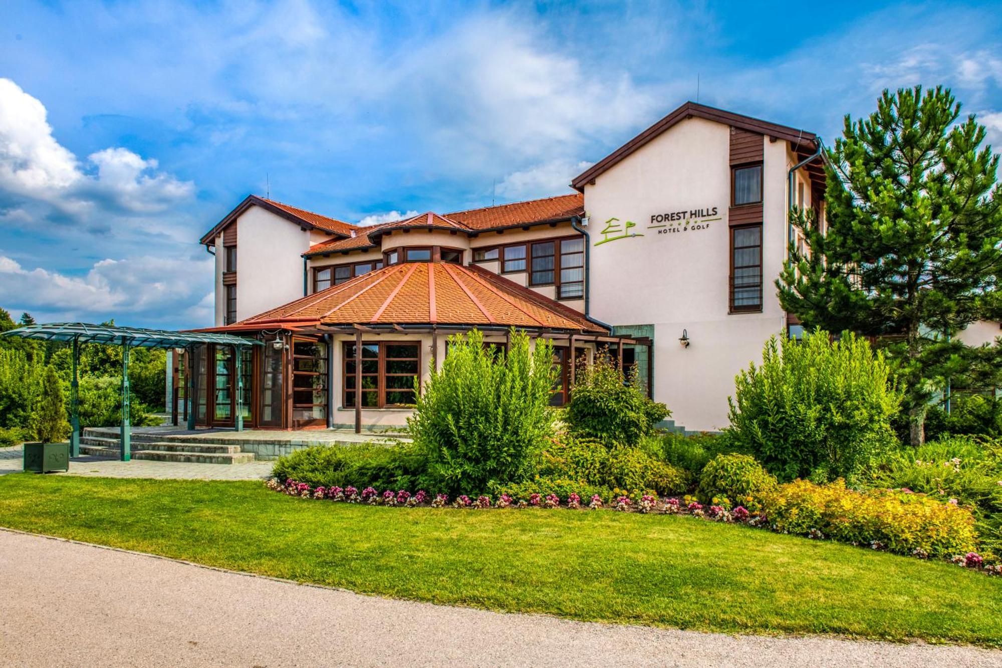 Szarvaskut Hotel Zirc Exterior photo
