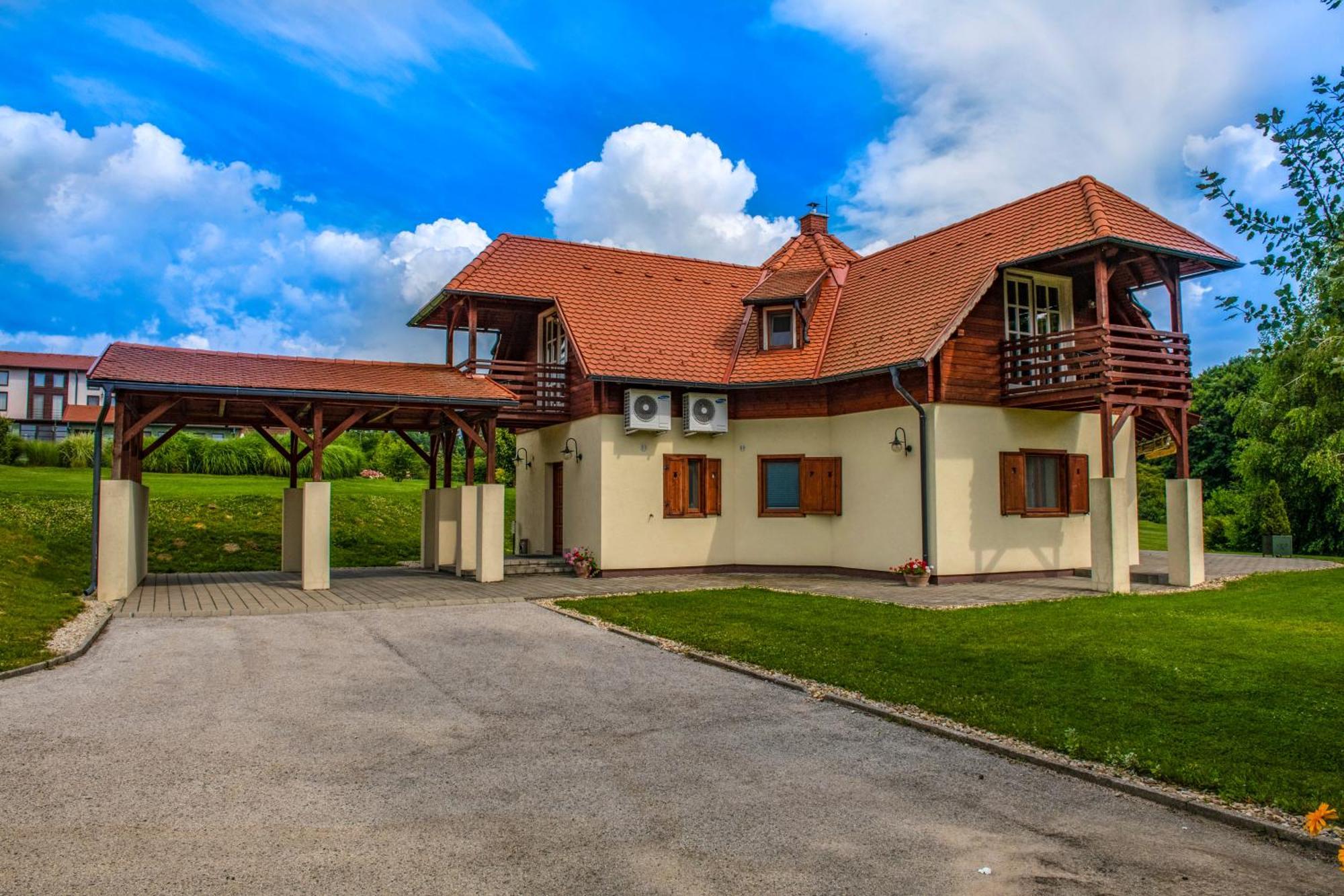 Szarvaskut Hotel Zirc Exterior photo